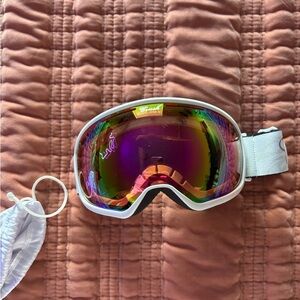 White Ski Goggles with Multicolor Lens